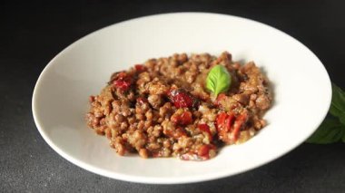 Mercimek tabağı sebzeleri ve kavrulmuş biberler lezzetli sebzeler taze vejetaryen ve vejetaryen yemek arka planı masanın üstünde rustik yiyecekler fotokopi alanı keto ve paleo diyeti