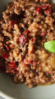 Mercimek tabağı sebzeleri ve kavrulmuş biberler lezzetli sebzeler taze vejetaryen ve vejetaryen yemek arka planı masanın üstünde rustik yiyecekler fotokopi alanı keto ve paleo diyeti