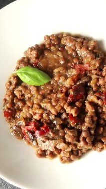 Mercimek tabağı sebzeleri ve kavrulmuş biberler lezzetli sebzeler taze vejetaryen ve vejetaryen yemek arka planı masanın üstünde rustik yiyecekler fotokopi alanı keto ve paleo diyeti