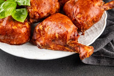 Eklem füme et, jambon roulka taze şiş lezzetli gurme yemek arkaplanı masa kırsal yemek üst görünüm kopyalama alanı