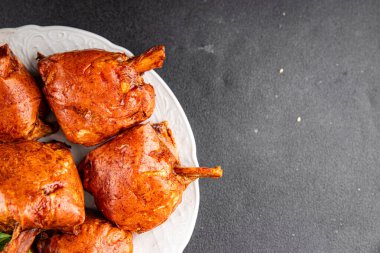 Eklem füme et, jambon roulka taze şiş lezzetli gurme yemek arkaplanı masa kırsal yemek üst görünüm kopyalama alanı