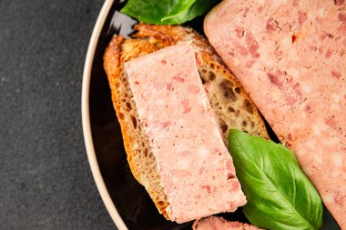 Pate et biber domuz ciğeri, domuz eti riyet taze lezzetli gurme yemek arka planı masa rustik gıda üst görünüm fotokopi alanı