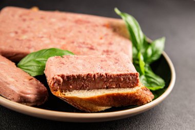 Pate et biber domuz ciğeri, domuz eti riyet taze lezzetli gurme yemek arka planı masa rustik gıda üst görünüm fotokopi alanı