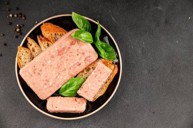 Pate et biber domuz ciğeri, domuz eti riyet taze lezzetli gurme yemek arka planı masa rustik gıda üst görünüm fotokopi alanı