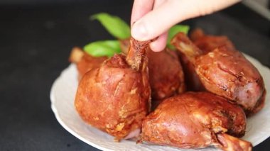 Eklem eti füme et jambon roulka taze şiş lezzetli gurme yemek arka planı masa kırsal gıda üst görünüm fotokopi alanı