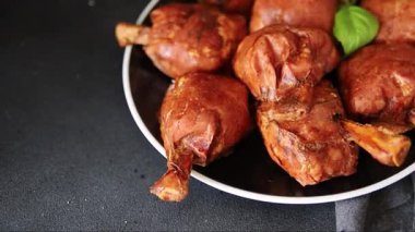 Eklem eti füme et jambon roulka taze şiş lezzetli gurme yemek arka planı masa kırsal gıda üst görünüm fotokopi alanı