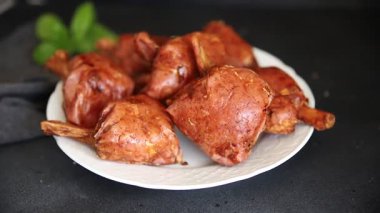 Eklem eti füme et jambon roulka taze şiş lezzetli gurme yemek arka planı masa kırsal gıda üst görünüm fotokopi alanı