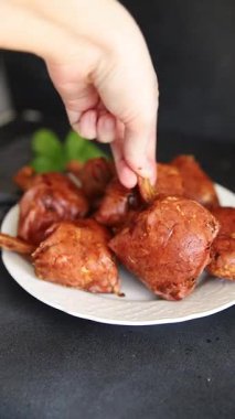 Eklem eti füme et jambon roulka taze şiş lezzetli gurme yemek arka planı masa kırsal gıda üst görünüm fotokopi alanı