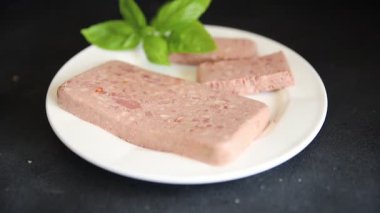 Pate et biber domuz ciğeri, domuz eti riyet taze lezzetli gurme yemek arka planı masa rustik gıda üst görünüm fotokopi alanı