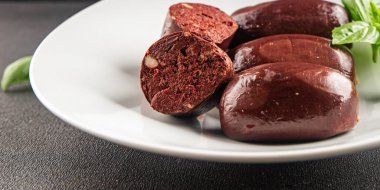 Siyah puding sosis taze lezzetli gurme yemek arkaplanı masanın üstünde rustik yemek üst görünümü fotokopi alanı