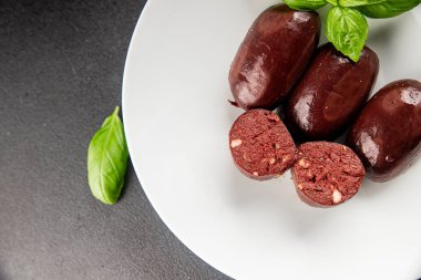 Siyah puding sosis taze lezzetli gurme yemek arkaplanı masanın üstünde rustik yemek üst görünümü fotokopi alanı