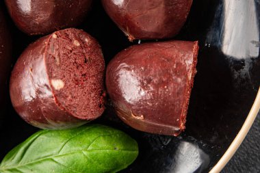 Siyah puding sosis taze lezzetli gurme yemek arkaplanı masanın üstünde rustik yemek üst görünümü fotokopi alanı