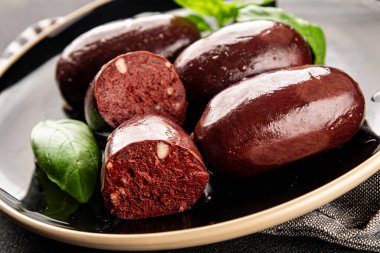 Siyah puding sosis taze lezzetli gurme yemek arkaplanı masanın üstünde rustik yemek üst görünümü fotokopi alanı