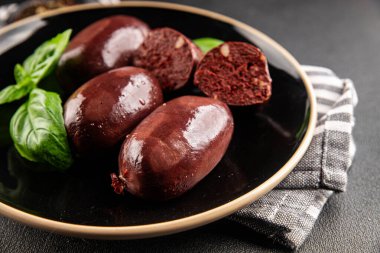 Siyah puding sosis taze lezzetli gurme yemek arkaplanı masanın üstünde rustik yemek üst görünümü fotokopi alanı