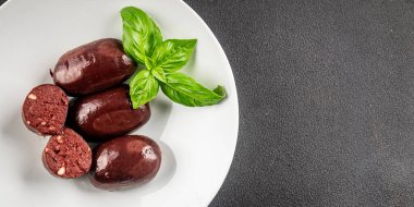 Siyah puding sosis taze lezzetli gurme yemek arkaplanı masanın üstünde rustik yemek üst görünümü fotokopi alanı