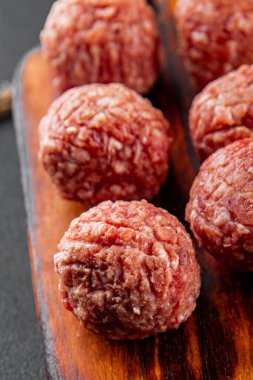 Köfteler çiğ domuz eti, sığır eti, tavuk taze lezzetli gurme yemek arka planı masa rustik gıda üst görünüm fotokopi alanı