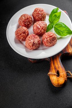 Köfteler çiğ domuz eti, sığır eti, tavuk taze lezzetli gurme yemek arka planı masa rustik gıda üst görünüm fotokopi alanı