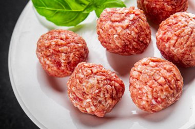 Köfteler çiğ domuz eti, sığır eti, tavuk taze lezzetli gurme yemek arka planı masa rustik gıda üst görünüm fotokopi alanı