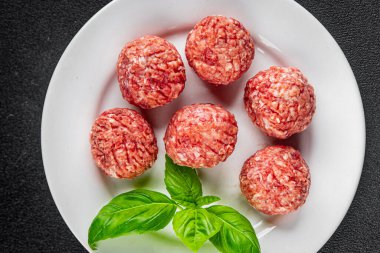 Köfteler çiğ domuz eti, sığır eti, tavuk taze lezzetli gurme yemek arka planı masa rustik gıda üst görünüm fotokopi alanı