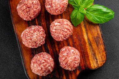 Köfteler çiğ domuz eti, sığır eti, tavuk taze lezzetli gurme yemek arka planı masa rustik gıda üst görünüm fotokopi alanı