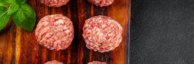Köfteler çiğ domuz eti, sığır eti, tavuk taze lezzetli gurme yemek arka planı masa rustik gıda üst görünüm fotokopi alanı
