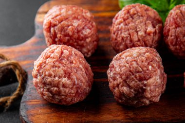 Köfteler çiğ domuz eti, sığır eti, tavuk taze lezzetli gurme yemek arka planı masa rustik gıda üst görünüm fotokopi alanı
