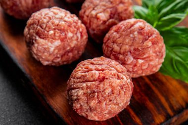 Köfteler çiğ domuz eti, sığır eti, tavuk taze lezzetli gurme yemek arka planı masa rustik gıda üst görünüm fotokopi alanı