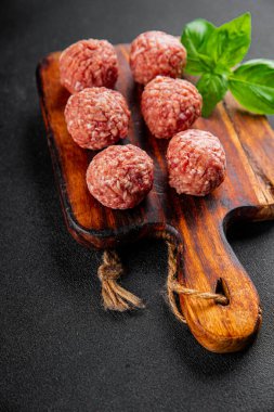 Köfteler çiğ domuz eti, sığır eti, tavuk taze lezzetli gurme yemek arka planı masa rustik gıda üst görünüm fotokopi alanı