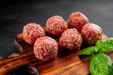 Köfteler çiğ domuz eti, sığır eti, tavuk taze lezzetli gurme yemek arka planı masa rustik gıda üst görünüm fotokopi alanı