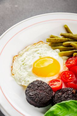 İngiliz kahvaltısı sahanda yumurta, kara puding, sebzeler, fasulye taze gurme yemek arkaplanı masanın kırsal kesiminde fotokopi alanı.