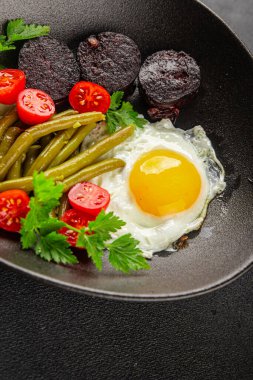 İngiliz kahvaltısı sahanda yumurta, kara puding, sebzeler, fasulye taze gurme yemek arkaplanı masanın kırsal kesiminde fotokopi alanı.