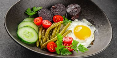 İngiliz kahvaltısı sahanda yumurta, kara puding, sebzeler, fasulye taze gurme yemek arkaplanı masanın kırsal kesiminde fotokopi alanı.
