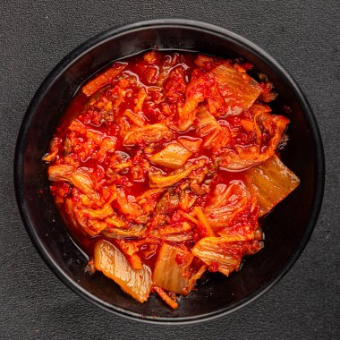 Kimçi salatalı lahana turşusu baharatlı baharatlı sebzeler lezzetli gurme yemek arkaplanı masanın üstünde rustik yiyecekler fotokopi alanı vejetaryen ve vejetaryen yemekleri.