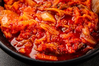 Kimçi salatalı lahana turşusu baharatlı baharatlı sebzeler lezzetli gurme yemek arkaplanı masanın üstünde rustik yiyecekler fotokopi alanı vejetaryen ve vejetaryen yemekleri.