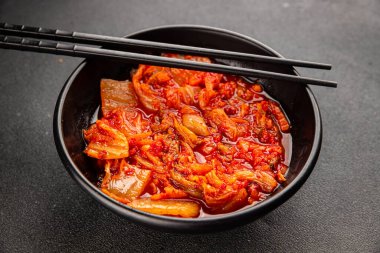 Kimçi salatalı lahana turşusu baharatlı baharatlı sebzeler lezzetli gurme yemek arkaplanı masanın üstünde rustik yiyecekler fotokopi alanı vejetaryen ve vejetaryen yemekleri.