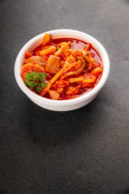 Kimçi salatalı lahana turşusu baharatlı baharatlı sebzeler lezzetli gurme yemek arkaplanı masanın üstünde rustik yiyecekler fotokopi alanı vejetaryen ve vejetaryen yemekleri.