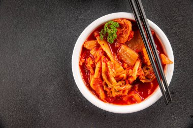 Kimçi salatalı lahana turşusu baharatlı baharatlı sebzeler lezzetli gurme yemek arkaplanı masanın üstünde rustik yiyecekler fotokopi alanı vejetaryen ve vejetaryen yemekleri.