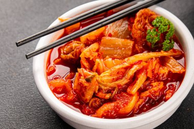 Kimçi salatalı lahana turşusu baharatlı baharatlı sebzeler lezzetli gurme yemek arkaplanı masanın üstünde rustik yiyecekler fotokopi alanı vejetaryen ve vejetaryen yemekleri.