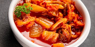 Kimçi salatalı lahana turşusu baharatlı baharatlı sebzeler lezzetli gurme yemek arkaplanı masanın üstünde rustik yiyecekler fotokopi alanı vejetaryen ve vejetaryen yemekleri.