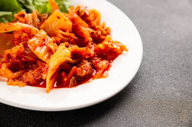 Kimçi salatalı lahana turşusu baharatlı baharatlı sebzeler lezzetli gurme yemek arkaplanı masanın üstünde rustik yiyecekler fotokopi alanı vejetaryen ve vejetaryen yemekleri.