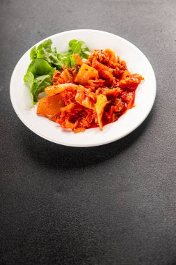 Kimçi salatalı lahana turşusu baharatlı baharatlı sebzeler lezzetli gurme yemek arkaplanı masanın üstünde rustik yiyecekler fotokopi alanı vejetaryen ve vejetaryen yemekleri.