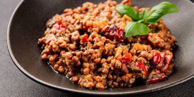 Mercimek tabağı sebzeleri ve kavrulmuş biberler lezzetli sebzeler taze vejetaryen ve vejetaryen yemek arka planı masanın üstünde rustik yiyecekler fotokopi alanı keto ve paleo diyeti