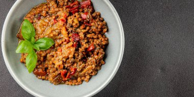 Mercimek tabağı sebzeleri ve kavrulmuş biberler lezzetli sebzeler taze vejetaryen ve vejetaryen yemek arka planı masanın üstünde rustik yiyecekler fotokopi alanı keto ve paleo diyeti