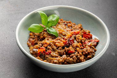 Mercimek tabağı sebzeleri ve kavrulmuş biberler lezzetli sebzeler taze vejetaryen ve vejetaryen yemek arka planı masanın üstünde rustik yiyecekler fotokopi alanı keto ve paleo diyeti