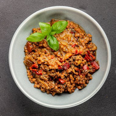 Mercimek tabağı sebzeleri ve kavrulmuş biberler lezzetli sebzeler taze vejetaryen ve vejetaryen yemek arka planı masanın üstünde rustik yiyecekler fotokopi alanı keto ve paleo diyeti