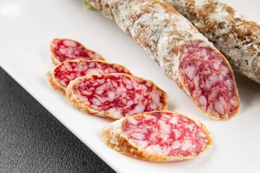 Kurutulmuş sosis domuz eti. Füme yemek. Lezzetli gurme yemek geçmişi.