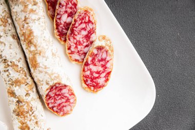 Kurutulmuş sosis domuz eti. Füme yemek. Lezzetli gurme yemek geçmişi.