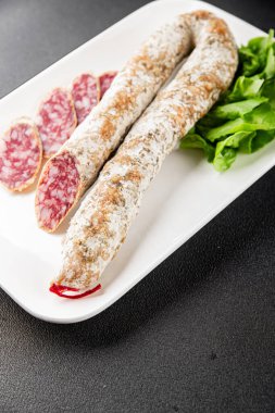 Kurutulmuş sosis domuz eti. Füme yemek. Lezzetli gurme yemek geçmişi.