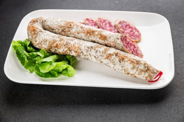 Kurutulmuş sosis domuz eti. Füme yemek. Lezzetli gurme yemek geçmişi.