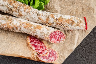 Kurutulmuş sosis domuz eti. Füme yemek. Lezzetli gurme yemek geçmişi.